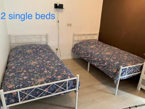 JumetCocon的配有两张单人床的客房中的两张床