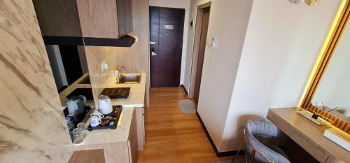 名古屋Apartment in Citra Plaza Nagoya Lubuk Baja Kota Batam的一间带水槽的浴室和一间带镜子的房间