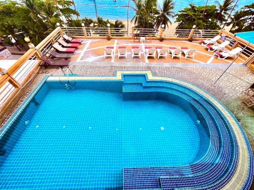 芭堤雅市中心芭提雅AA酒店的度假村内的大型蓝色海水游泳池