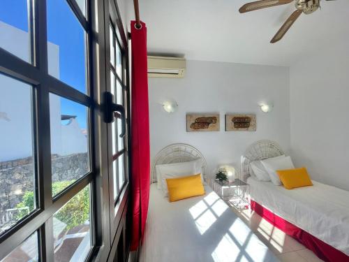 圣地亚哥港Seaview Townhouse in Puerto Santiago & Los Gigantes的一间卧室设有一张床和一个大窗户
