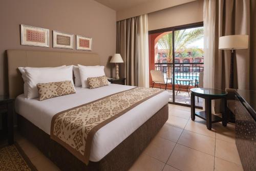 马特鲁港Jaz Tamerina, Almaza Bay的酒店客房设有一张床和一个阳台。