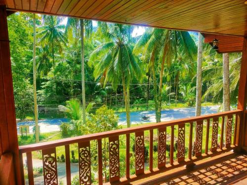 班泰Family Resort的阳台享有棕榈树林的景致。