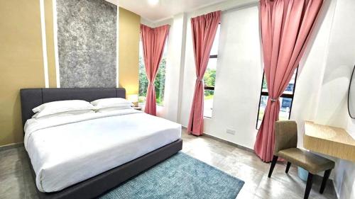 瓜埠Rumah Amaan的一间卧室设有一张床和一个大窗户