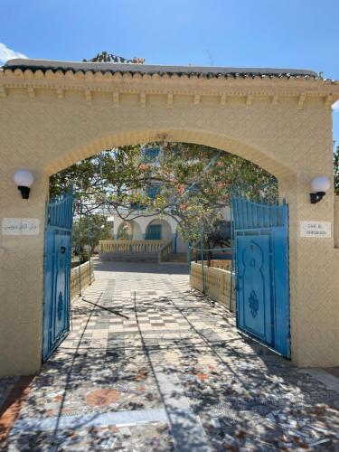 杰尔吉斯Dar El Ferdaous的建筑上带蓝色门的拱门