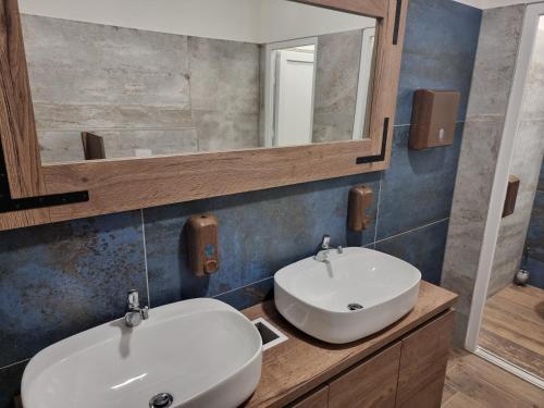 MarinciKopićland的浴室设有白色水槽和镜子