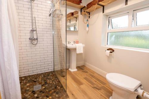 莱特肯尼Traditional Cottage with Private Hot Tub in the Heart of Donegal的带淋浴、卫生间和盥洗盆的浴室