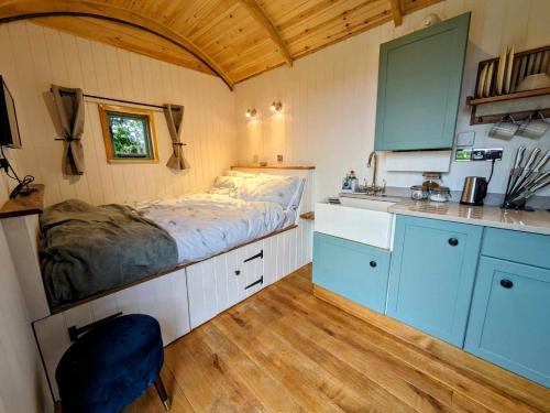 莱明斯特Herefordshire Escape, Hot Tub, Firepit, Views, BBQ的一间小厨房,内设一张床和一个水槽