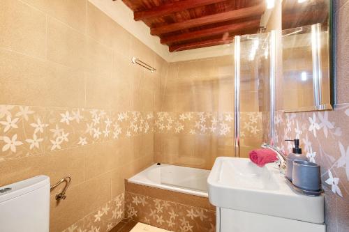 特格斯特Tegueste Entre Viñedos的浴室配有盥洗盆和浴缸。
