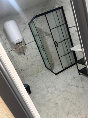 巴尔滕ege suit otel的一间带镜子的浴室和白色大理石地板