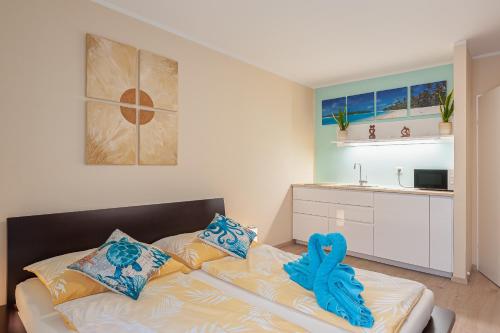 格拉茨Beach Design City Apartment Graz的一间卧室配有一张带蓝色毛巾的床