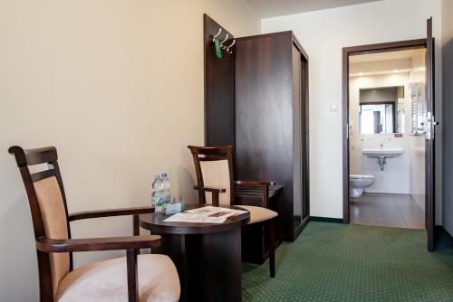 比得哥什马拉松酒店的一间带桌椅和卫生间的浴室