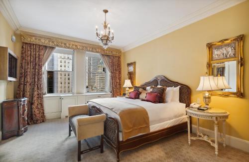 纽约荷兰雪梨酒店的一间卧室设有一张大床和一个窗户。
