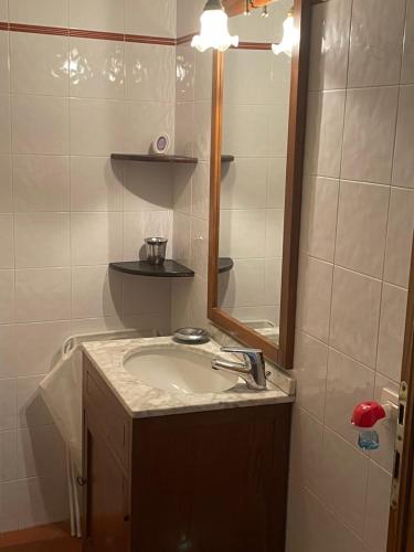 卡尔米尼亚诺利卡萨奇卡赛培瓦肯西酒店的一间带水槽和镜子的浴室
