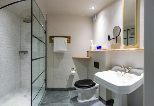 Great Eccleston卡特福德旅馆的一间带水槽、卫生间和淋浴的浴室