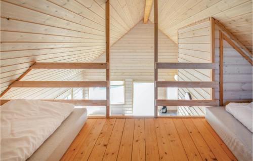 曲博伦Hytte 12的一间卧室设有两张双层床,铺有木地板。