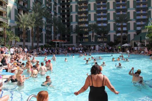 拉斯维加斯Comfy Unit at Orleans Casino Strip Las Vegas的游泳池里一群人