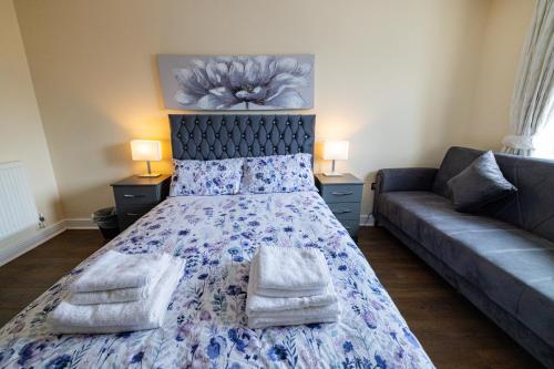伦敦Nice Room Close to City231的一间卧室配有一张大床和一张沙发