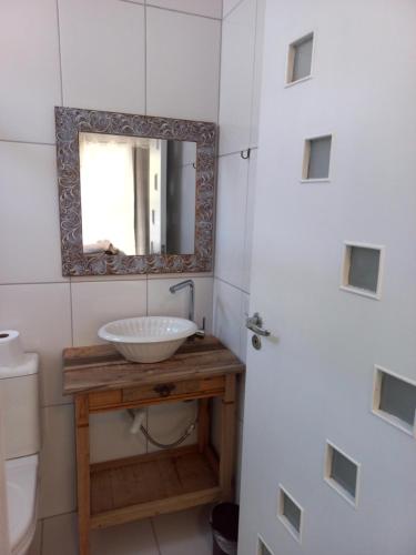 瓜拉雷马Chalézinho Santorini的一间带水槽和镜子的浴室