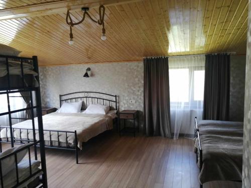 卡兹贝吉Garemta的一间卧室设有两张双层床和一扇窗户。
