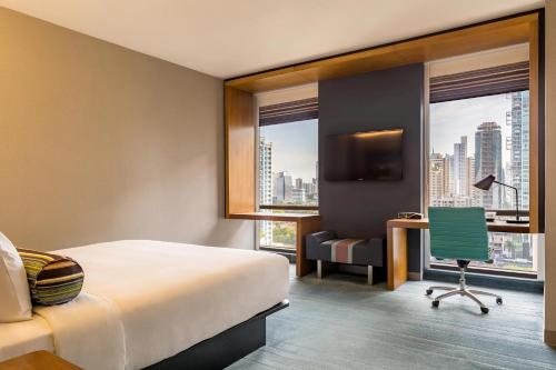 巴拿马城巴拿马雅乐轩酒店 的酒店客房配有一张床、一张桌子和一把椅子。