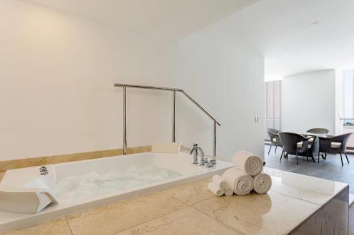 巴拿马城巴拿马雅乐轩酒店 的浴室内设有一个大型白色浴缸