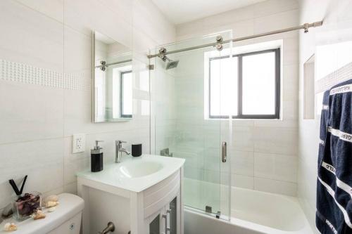 迈阿密Cozy Place的白色的浴室设有水槽和淋浴。