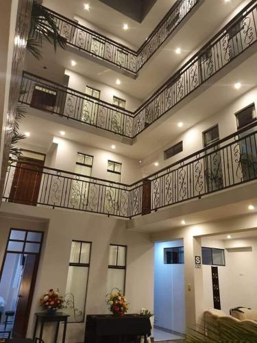 ChotaHotel Casa Junio的大型客房设有楼梯和阳台。