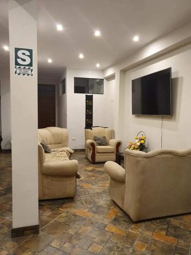 ChotaHotel Casa Junio的带沙发和平面电视的客厅