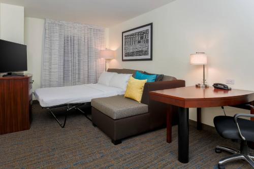 阿林顿原住酒店由万豪阿灵顿南的酒店客房设有沙发、书桌和床。