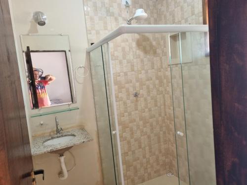 圣罗克Recanto Videira Rota do Vinho的带淋浴、盥洗盆和镜子的浴室