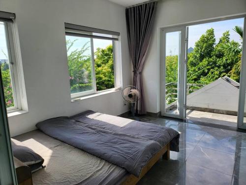 兴安Tranquil Retreat Lux Villa in HungYen Countryside的一间设有床铺的卧室,位于带窗户的房间内