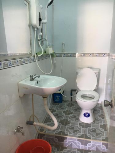金瓯Khách sạn Thiên Phúc的一间带卫生间和水槽的浴室