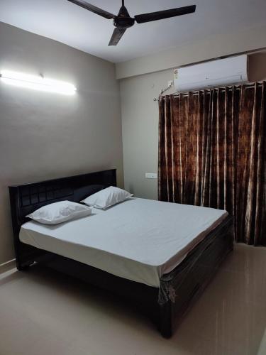 维沙卡帕特南Rahul's Castle Guest House的一间卧室配有一张床和吊扇