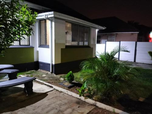 德班Inkanyezi guest house的夜晚有绿色和白色的画作的房子
