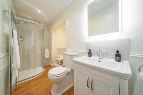BirnamDreamy Town House Apartment in Dunkeld的浴室配有卫生间、淋浴和盥洗盆。