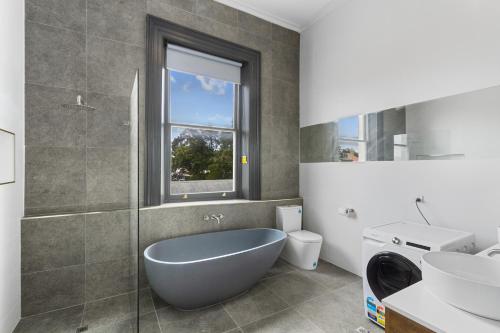 奥古斯塔港Costello Hotels Port Augusta的带浴缸、卫生间和盥洗盆的浴室