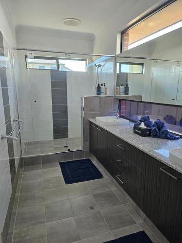 珀斯Private guest suite的大型浴室设有水槽和淋浴。