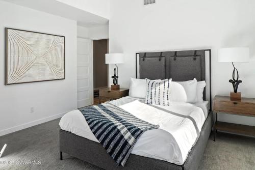 塞多纳Modern Luxury Home in the Heart of West Sedona的一间卧室设有一张大床和两个床头柜