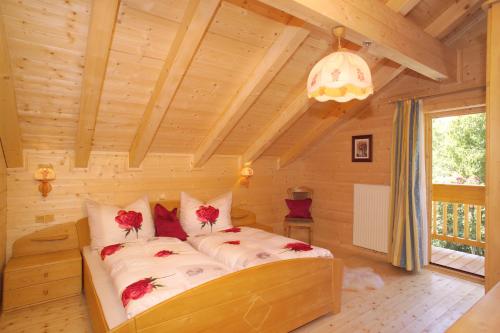 瓦格赖恩Jagdhaus Wagrain的木制客房内的一间卧室,配有一张床