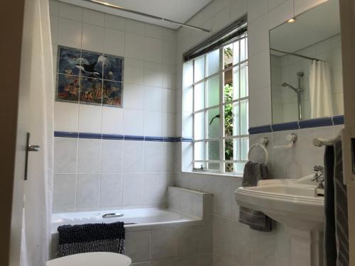 约翰内斯堡Darrenwood Guesthouse & SPA的带浴缸、盥洗盆和卫生间的浴室