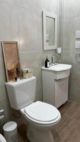 乌拉圭河畔康塞普西翁Departamento complejo Vita的浴室配有白色卫生间和盥洗盆。