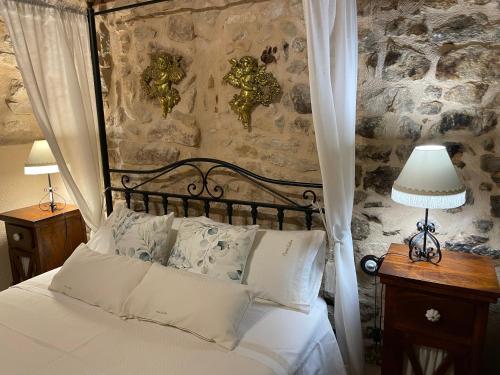 瓦德诺比斯Casa Lidia - Antigua Posada Real的一间卧室配有带白色枕头的床
