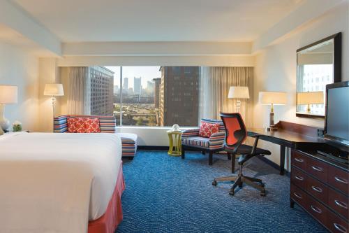 波士顿水岸万丽酒店的酒店客房配有一张床、一张书桌和一台电视。