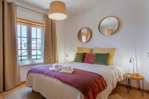 阿尔沃尔Arcos d'Alvor的一间卧室配有一张带两面镜子的大床