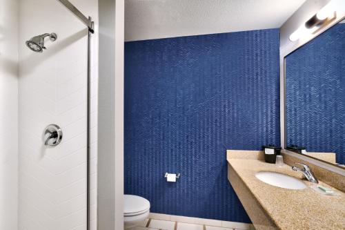 亚基马万豪亚基马费尔菲尔德客栈的蓝色的浴室设有水槽和卫生间