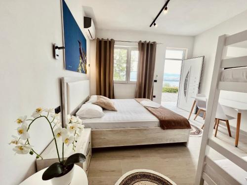 ŠirokaIart Residence的白色卧室配有床和桌子