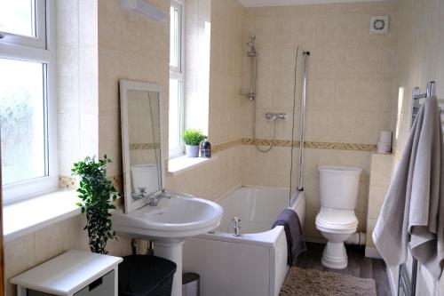 索尔塔什Beautiful Cottage with Sea Views Cornwall的一间带水槽、浴缸和卫生间的浴室