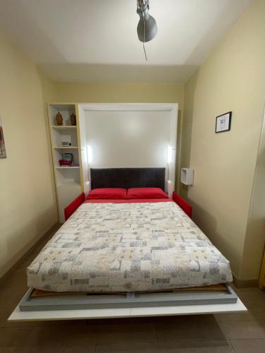 奥斯塔Monolocale piccolo ed accogliente - CIR 0021 -的一间卧室配有一张大床和红色的被子