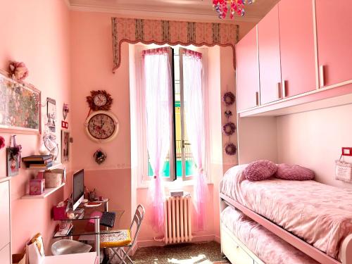 圣玛格丽塔-利古雷Notti magiche a Santa Margherita ligure的一间卧室设有一张床和一个窗口