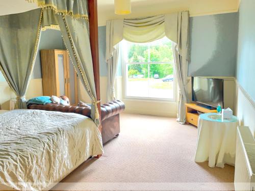 惠特彻奇Portland House的一间卧室设有一张床和一个大窗户